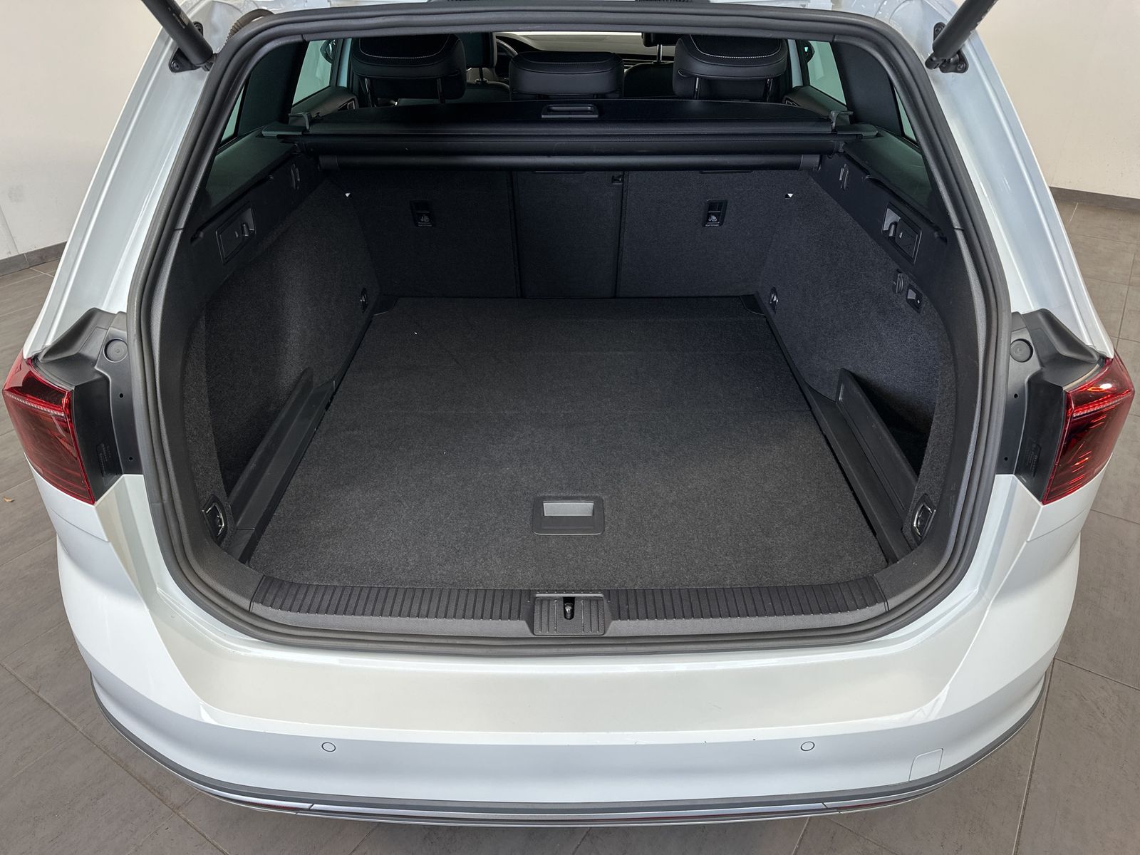 Fahrzeugabbildung Volkswagen Passat Alltrack 2.0 TSI 4M NAV+LED+AHK+VCOCK+360