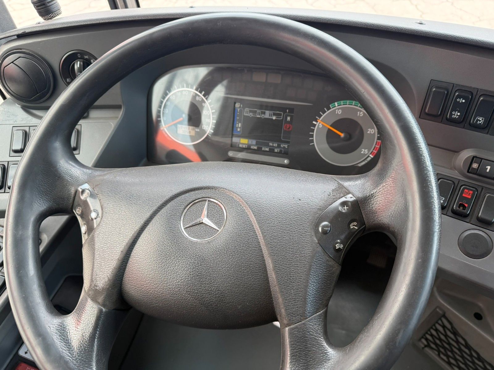 MERCEDES-BENZ  2015 - Image 14 of 30