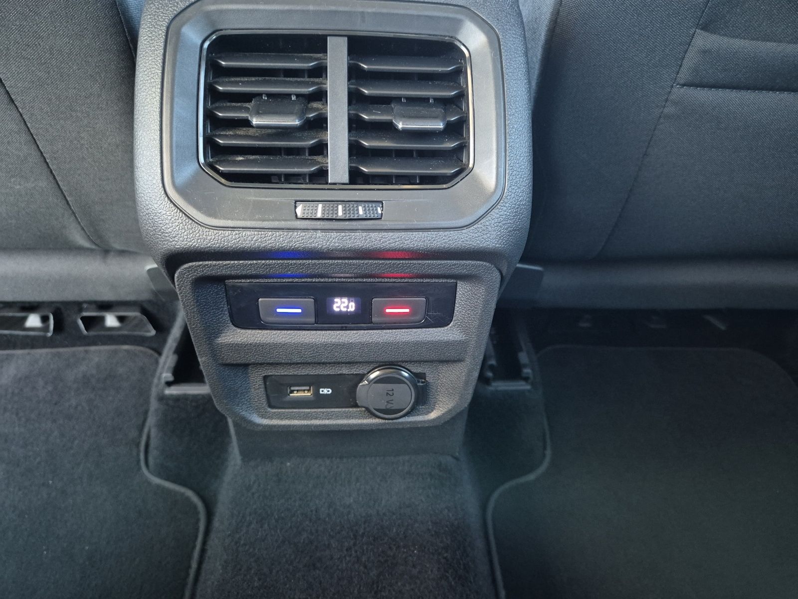 Fahrzeugabbildung Volkswagen Tiguan Allspace TSI United LED Navi ACC PDC SH L