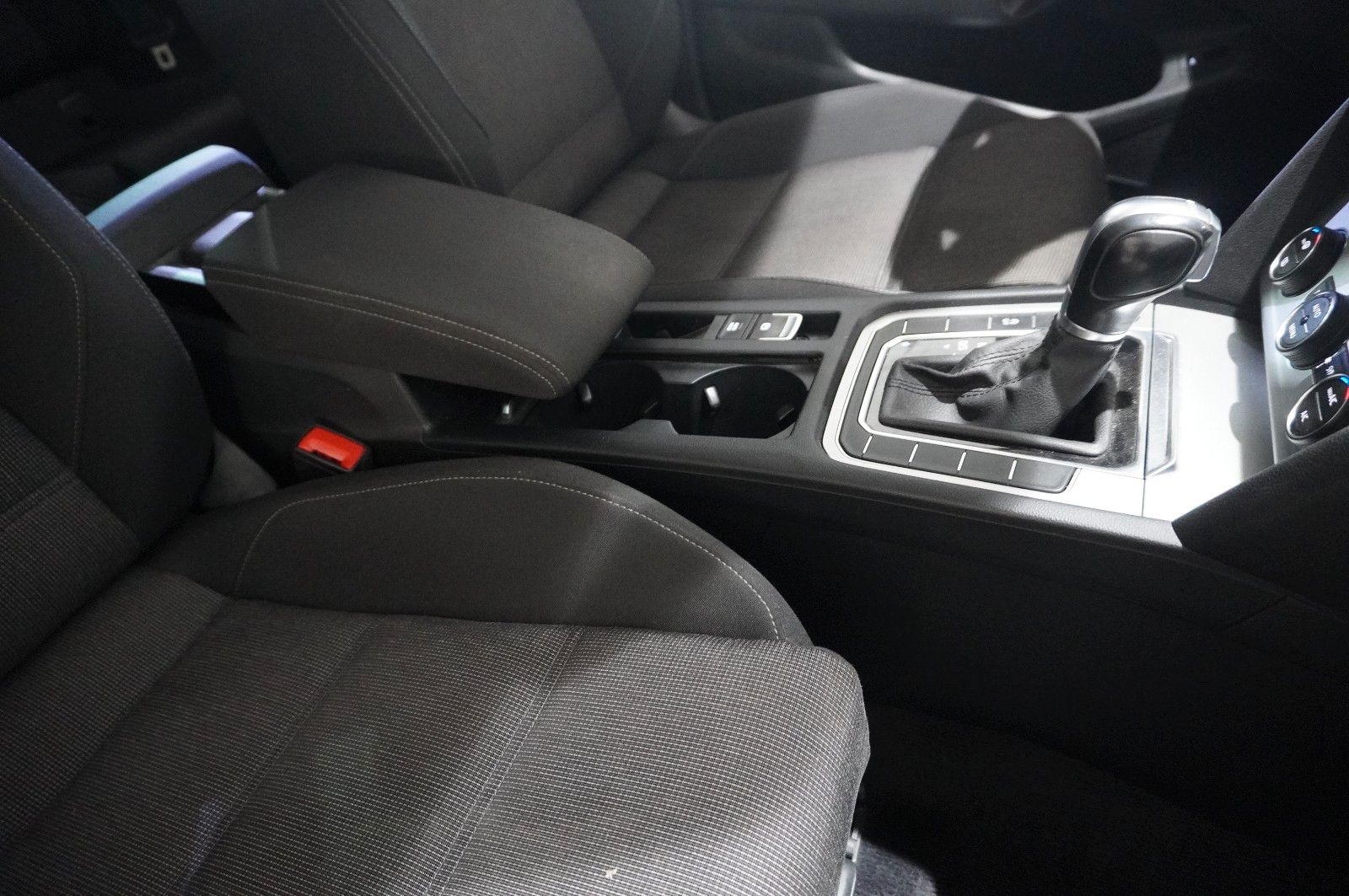 Fahrzeugabbildung Volkswagen Passat Vari. 2.0D COMFORTL. NAVI/LED/SPORT/AHK