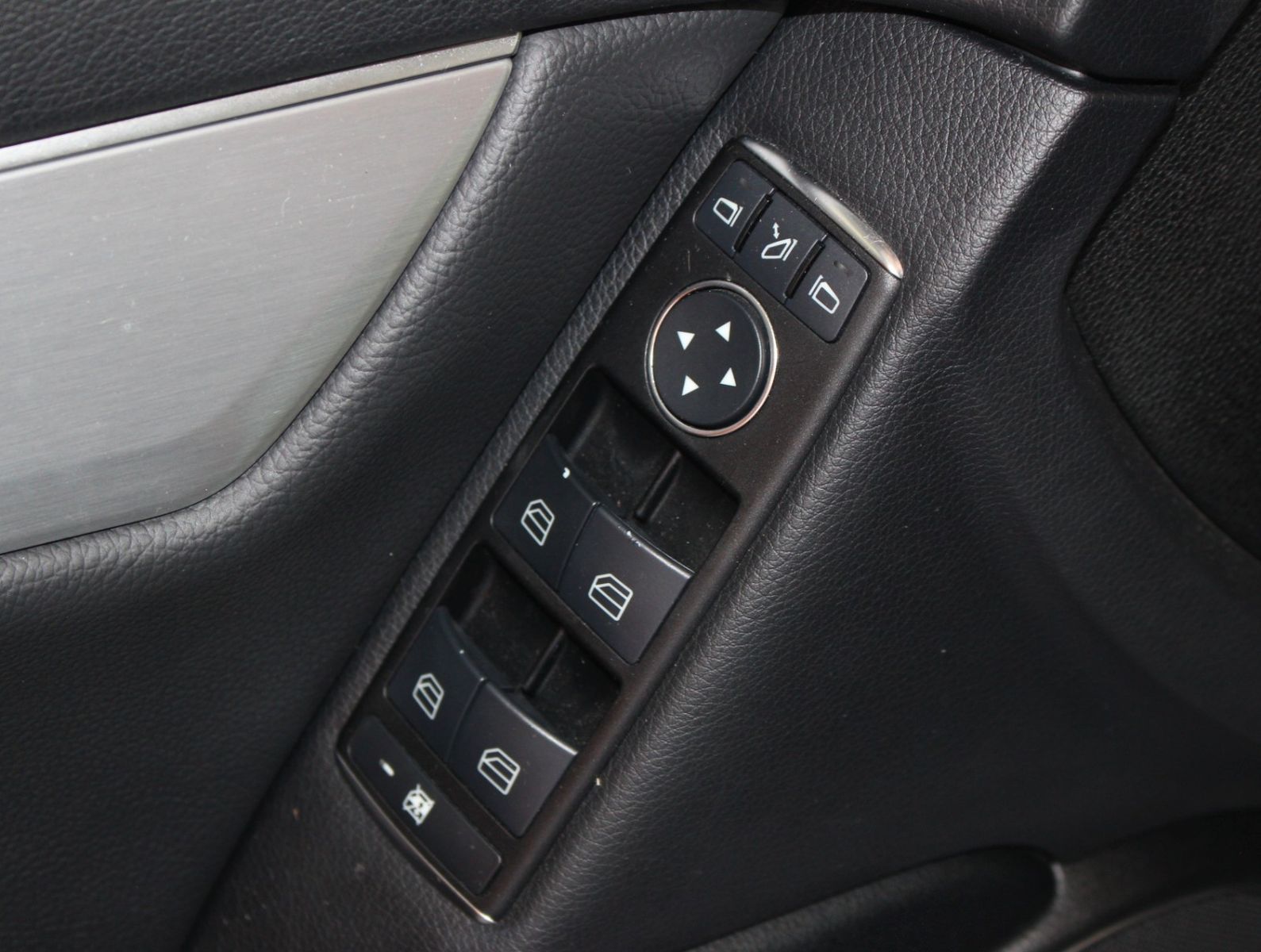 Fahrzeugabbildung Mercedes-Benz C 200 CGI BE AMG Line COMAND+HARMAN KARDON+GSD