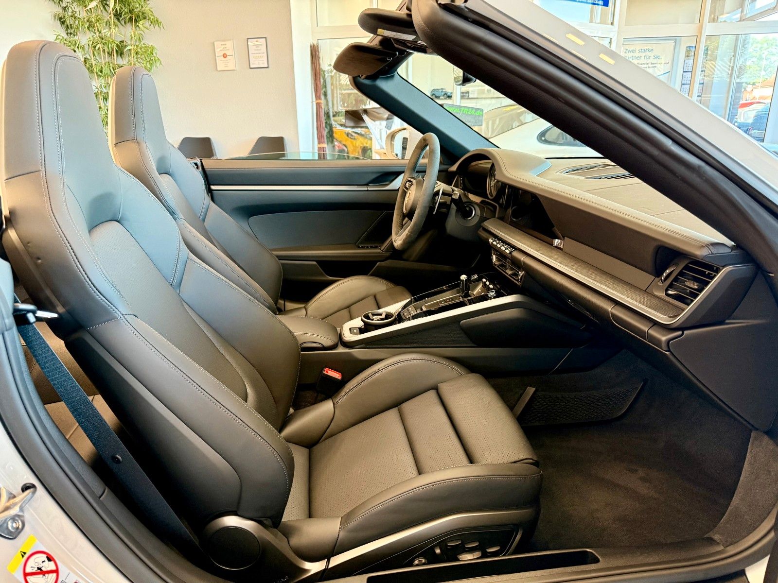 Fahrzeugabbildung Porsche 911 992 Carrera Cabrio Sportabgas/ACC/18-Wege