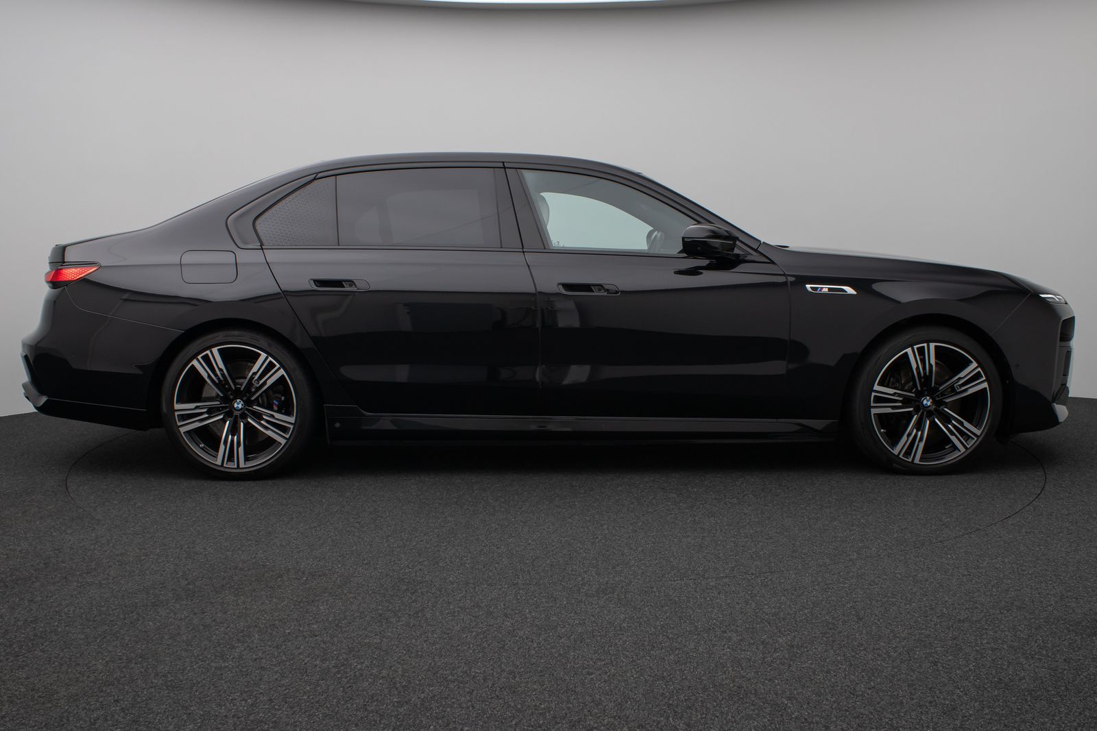 Fahrzeugabbildung BMW M760e Sky Lounge B&W Fond Ent M-Performance Voll