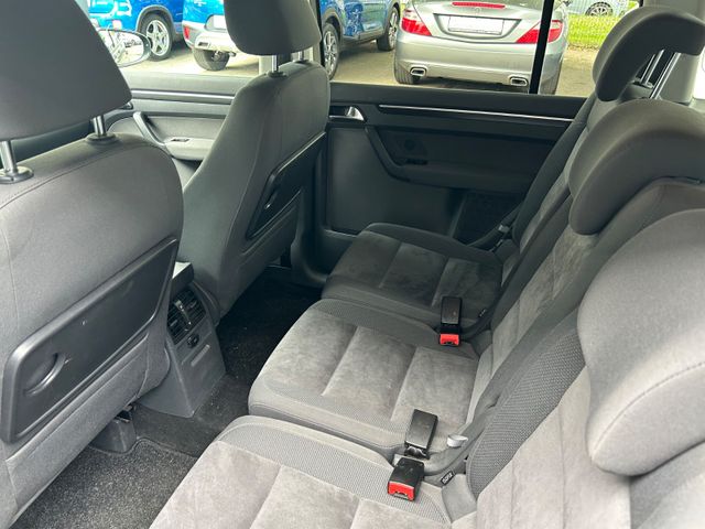 Fahrzeugabbildung Volkswagen Touran Highline DSG+NaviZB+SHZ+Allwetter+PDC+