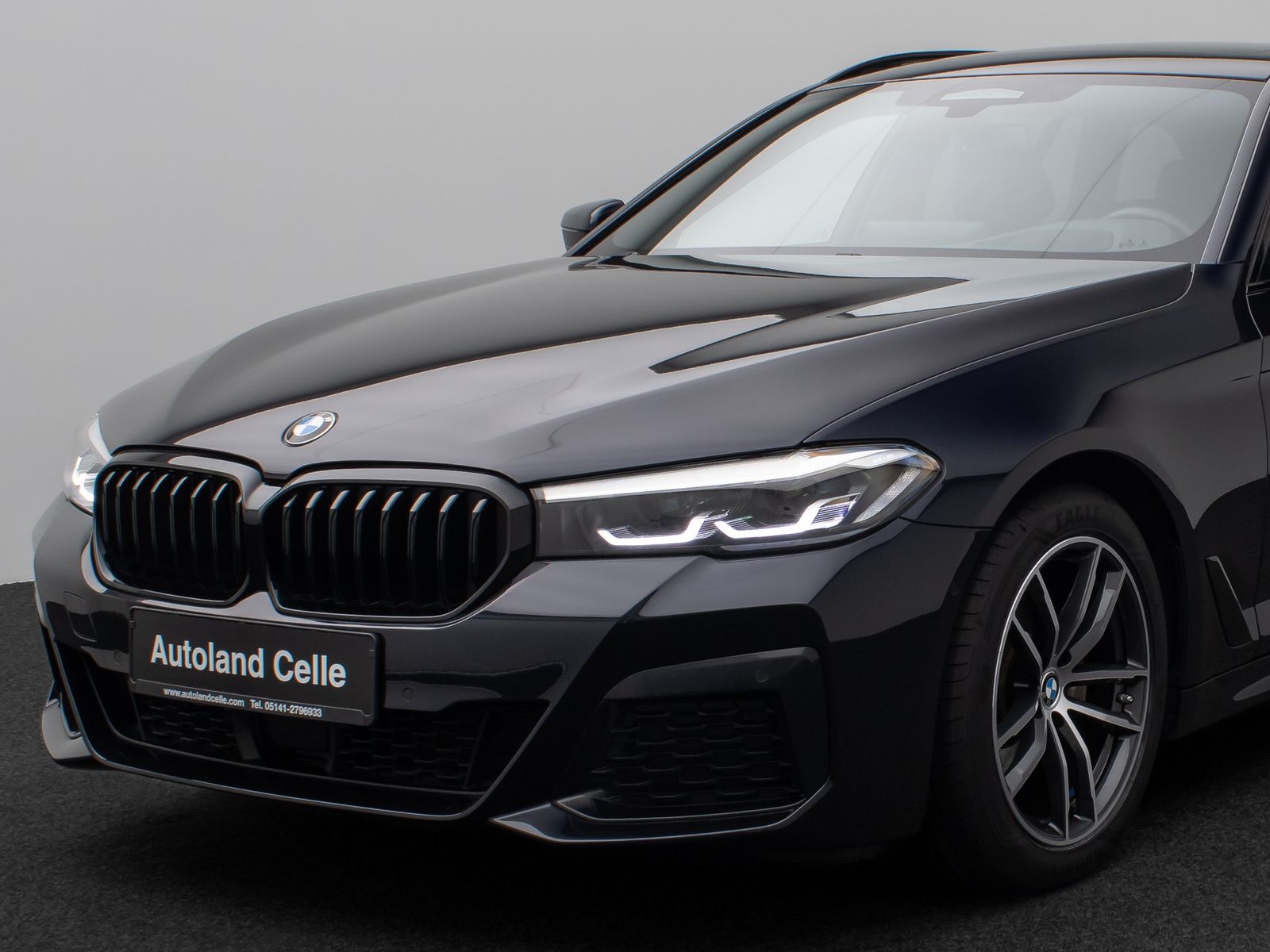 Fahrzeugabbildung BMW 520d xD M Sport Panorama Kamera HUD DAB H/K AHK