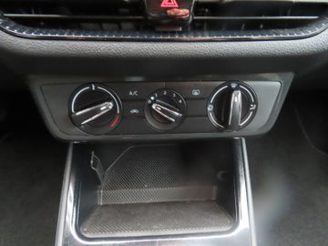 Fotografie 12 des Skoda Fabia Ambition 1.0 MPi Bluetooth SmartLink Touch