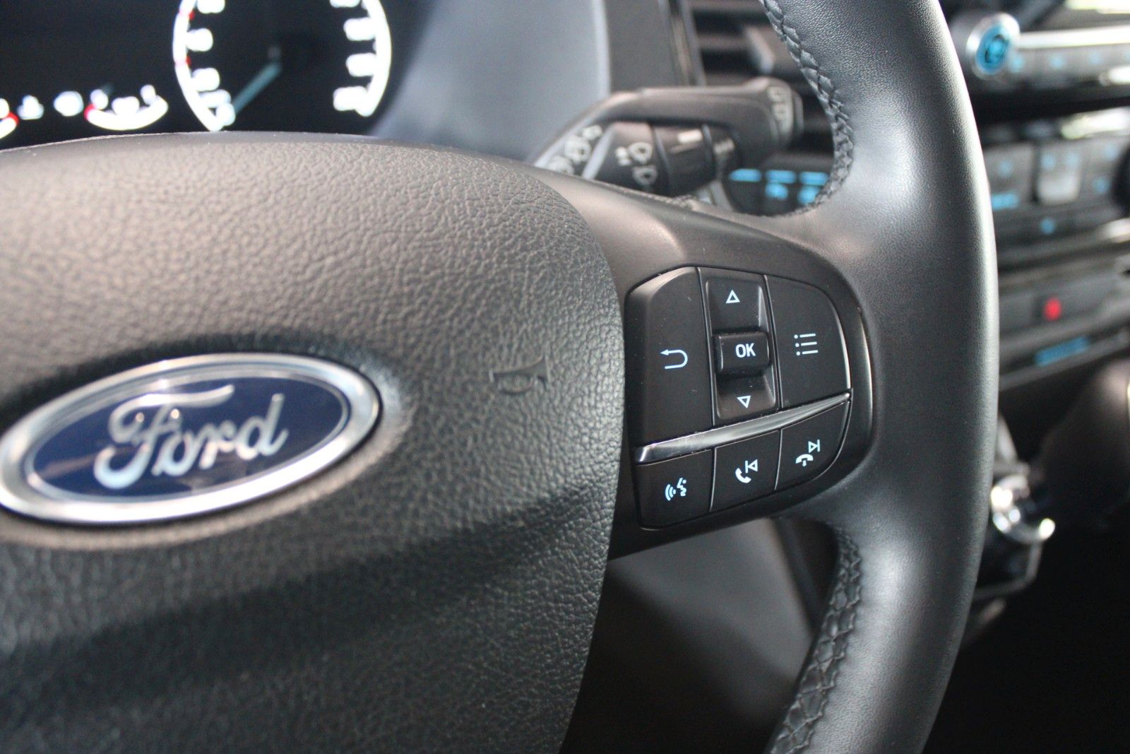 Fahrzeugabbildung Ford Transit Custom TRAIL AHK Bott Einrichtung Leder