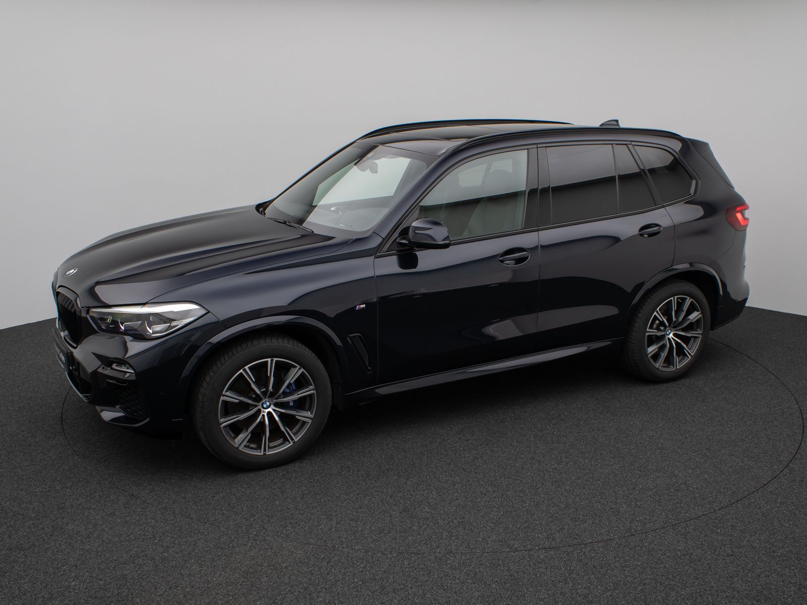 Fahrzeugabbildung BMW X5 xD25d M Sport Panorama Kamera HUD DAB H/K AHK