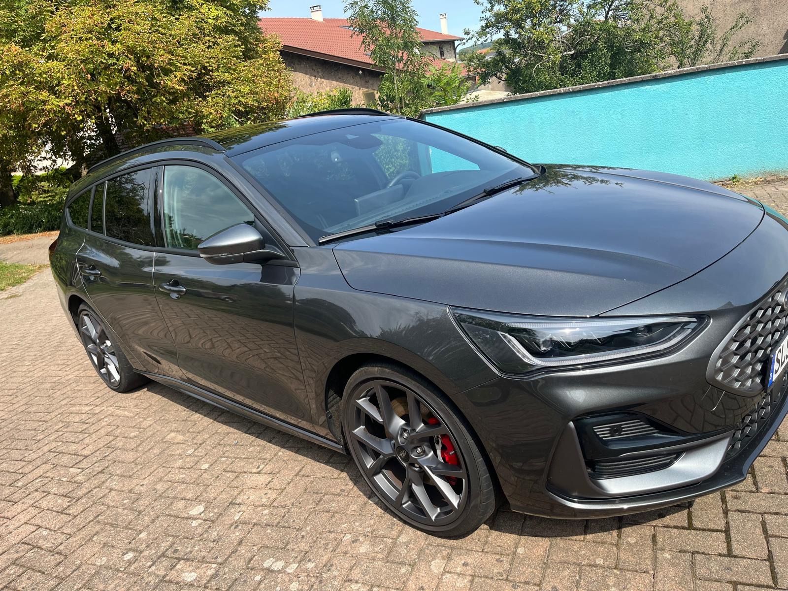 Fahrzeugabbildung Ford Focus Turnier ST X Pano AHK Garantie