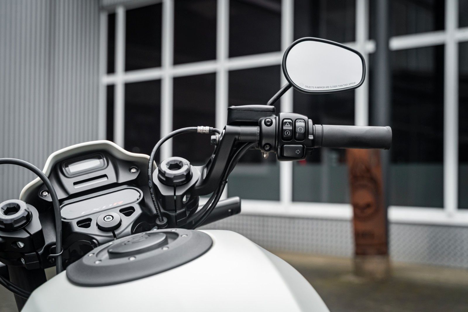 Fahrzeugabbildung Harley-Davidson FXDRS 114 CUI - KESSTECH - SEITLICHER KZH