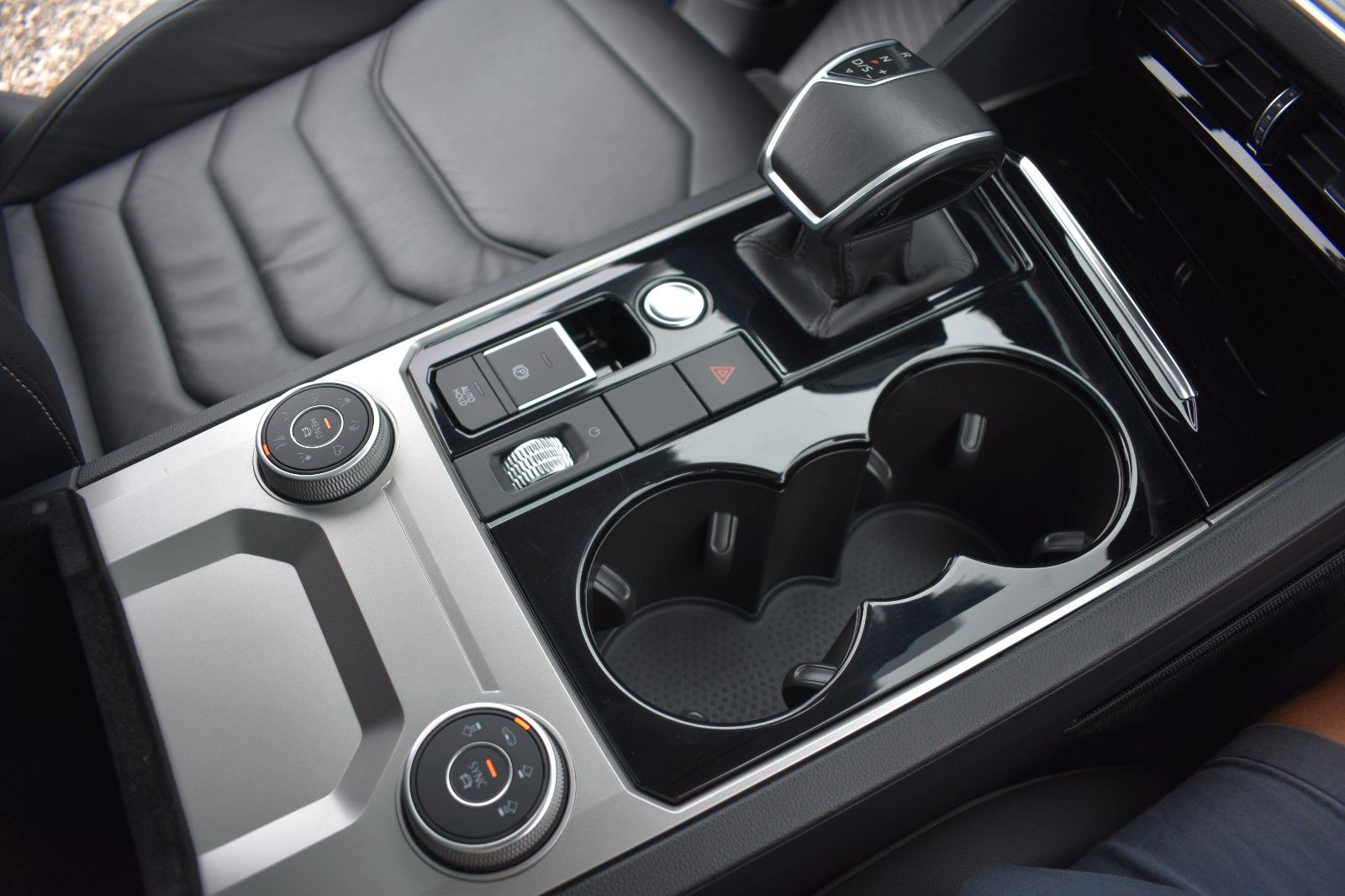 Fahrzeugabbildung Volkswagen Touareg Elegance 4Motion Liveco AHK Panorama Key