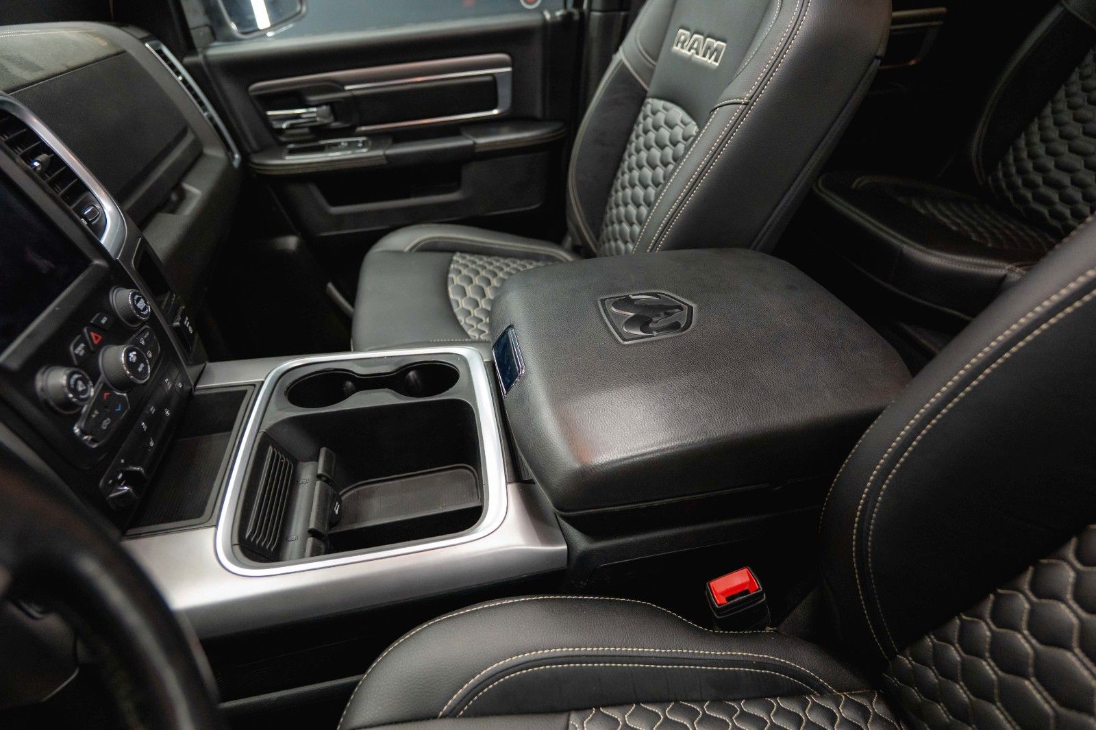 Fahrzeugabbildung Dodge RAM 5.7 V8 HEMI 4x4 OFFROAD Night-Paket *LED*AHK