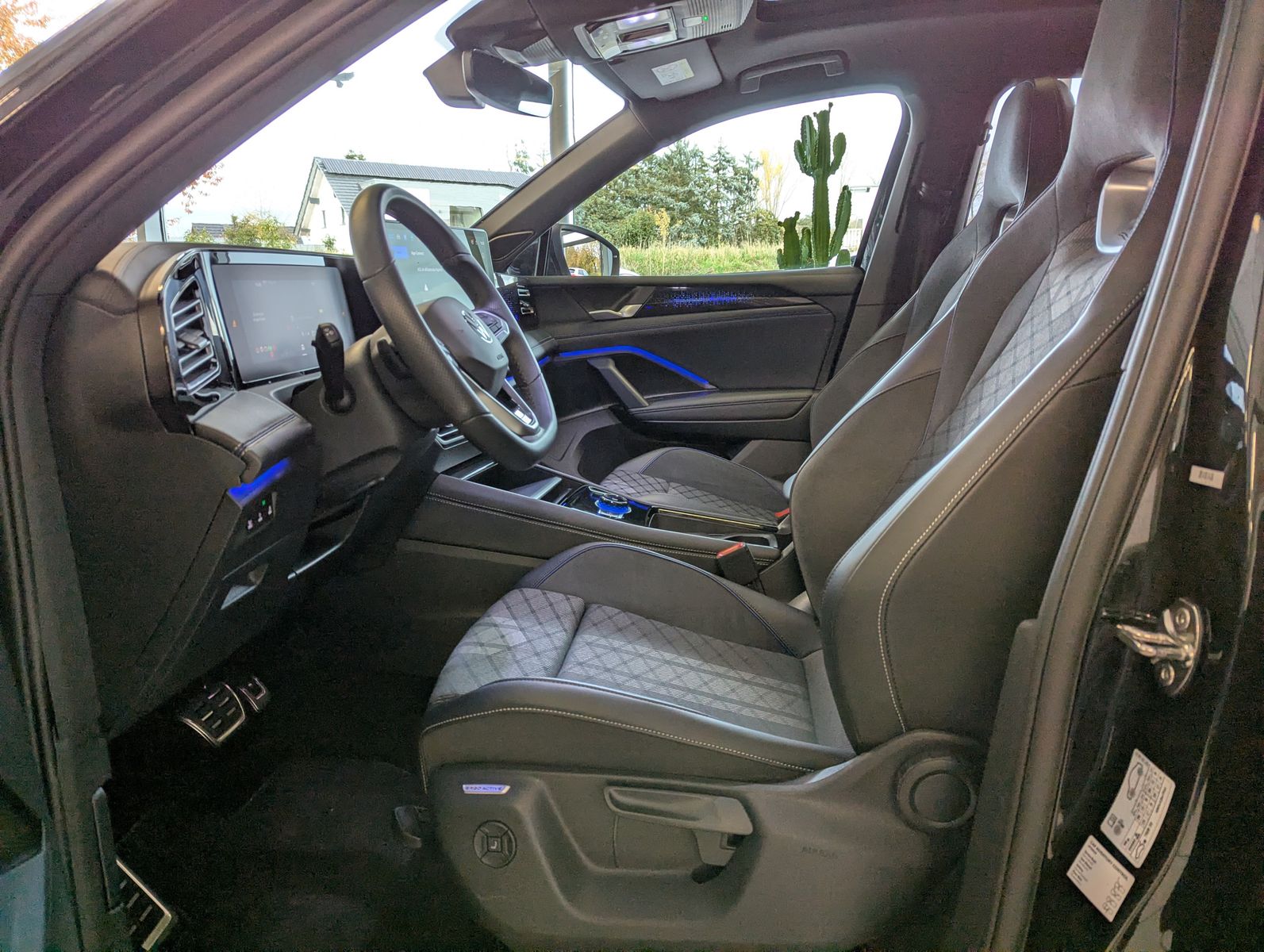 Fahrzeugabbildung Volkswagen Tiguan 2.0TDI R-Line 4M Pano Black Matrix AHK 20