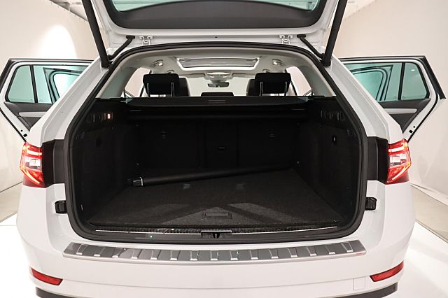 Superb Combi 1.8 TSI Style DSG AHK XENON NAVI KA