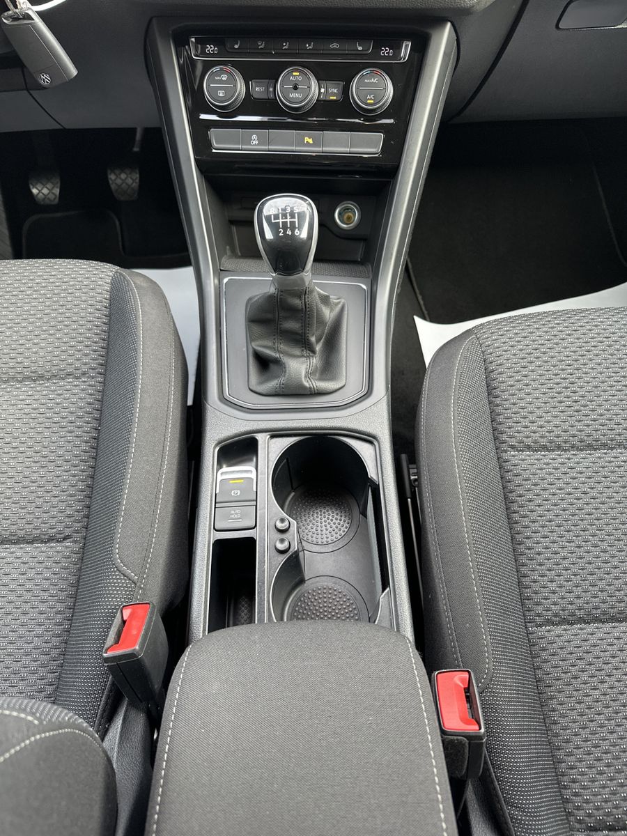 Fahrzeugabbildung Volkswagen Touran 1.5 TSI Comfortline NAV+CARPLAY+17ZO+1HD