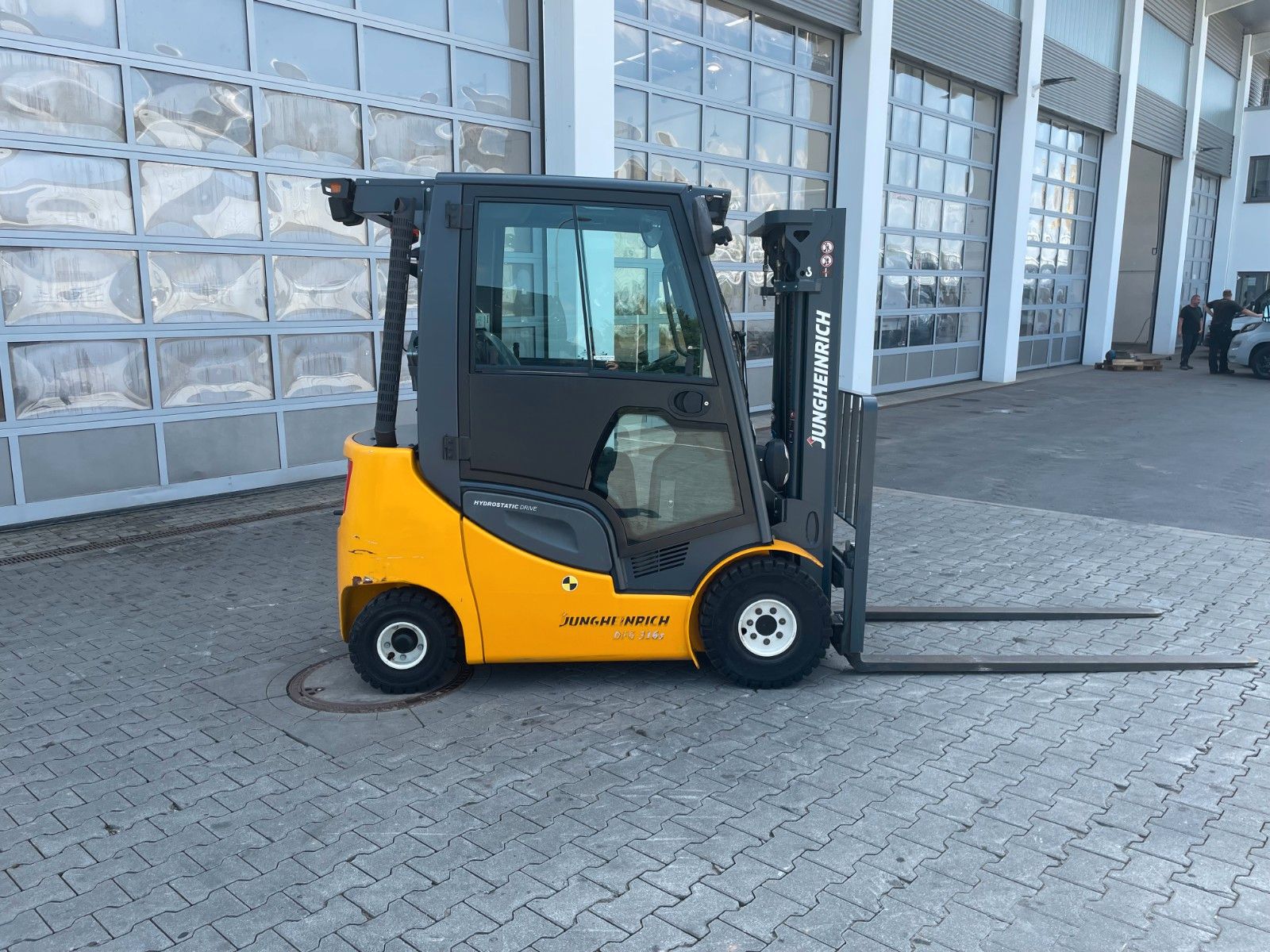 Fahrzeugabbildung Jungheinrich DFG 316s / Triplex: 4.4m / 2.008h / Klima / SS