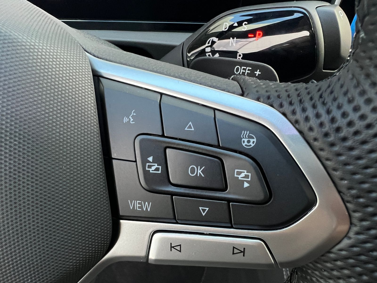 Fahrzeugabbildung Volkswagen Tiguan R-Line 1.5 eTSI DSG *AHK, IQ.Light, Stand