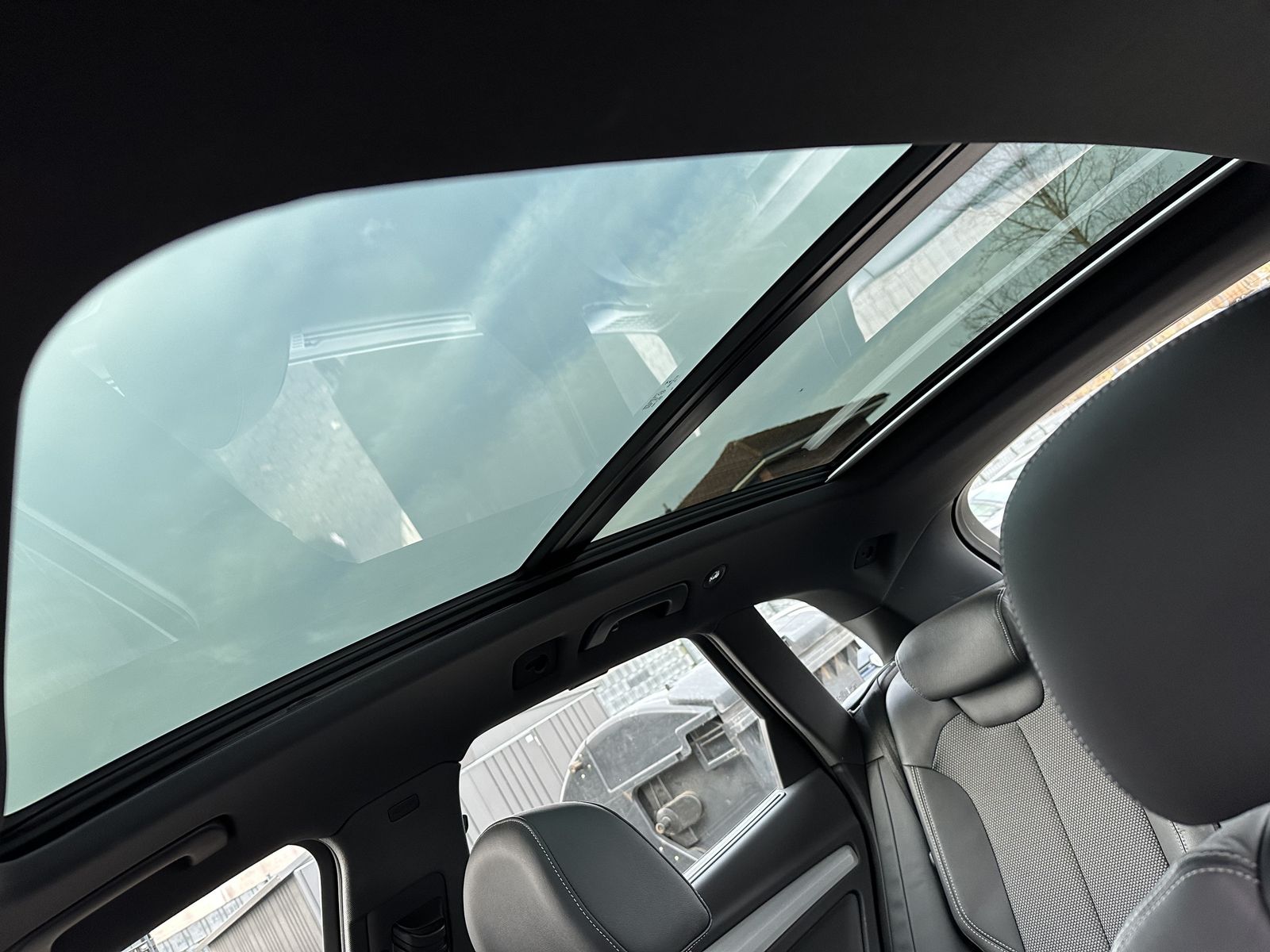 Fahrzeugabbildung Audi Q5 55 TFSIe Qu S-Line NAV+LED+AHK+VCOCK+PANO+SHZ