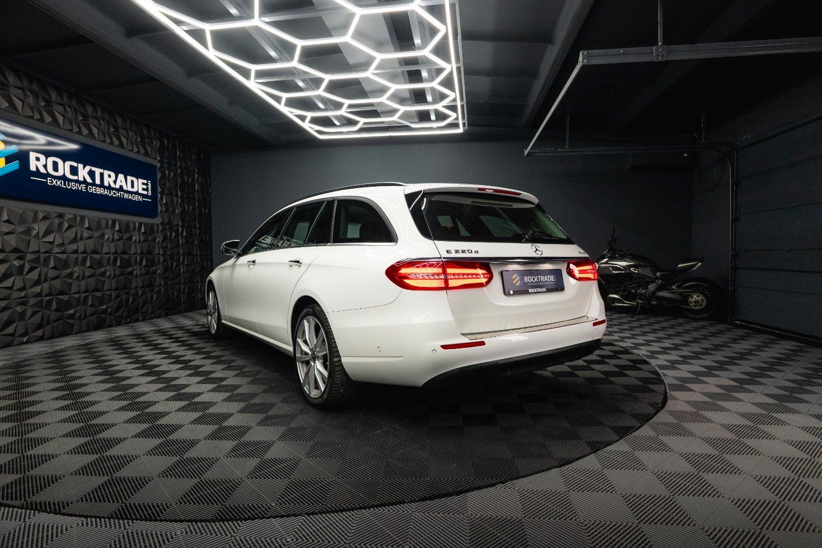 Fahrzeugabbildung Mercedes-Benz E 220d 4Matic Business *LED*Kamera*Scheckheft*