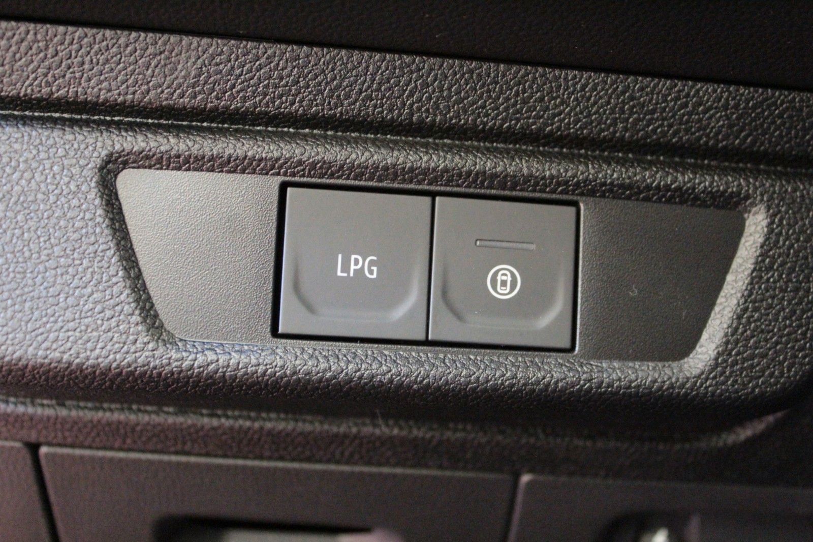 Fahrzeugabbildung Dacia Sandero TCe 100  ECO G Expression*Winterpaket*