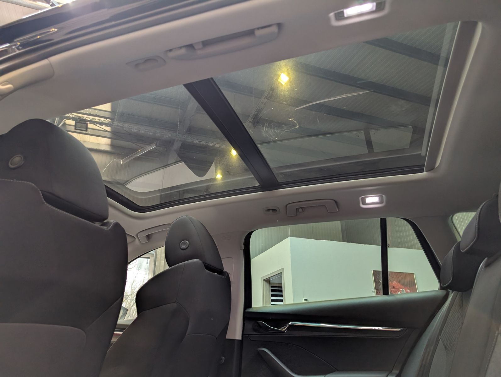 Fahrzeugabbildung SKODA Octavia 2.0 TDI First Edition LED Memory Pano 17