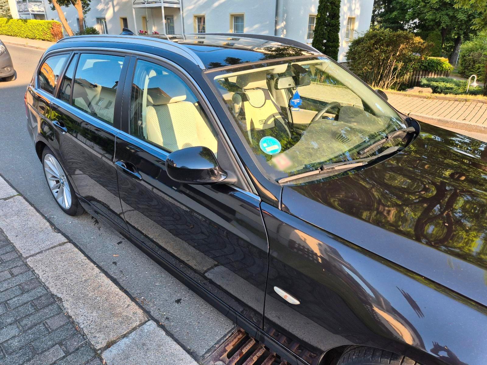 BMW 320 2012 — interior