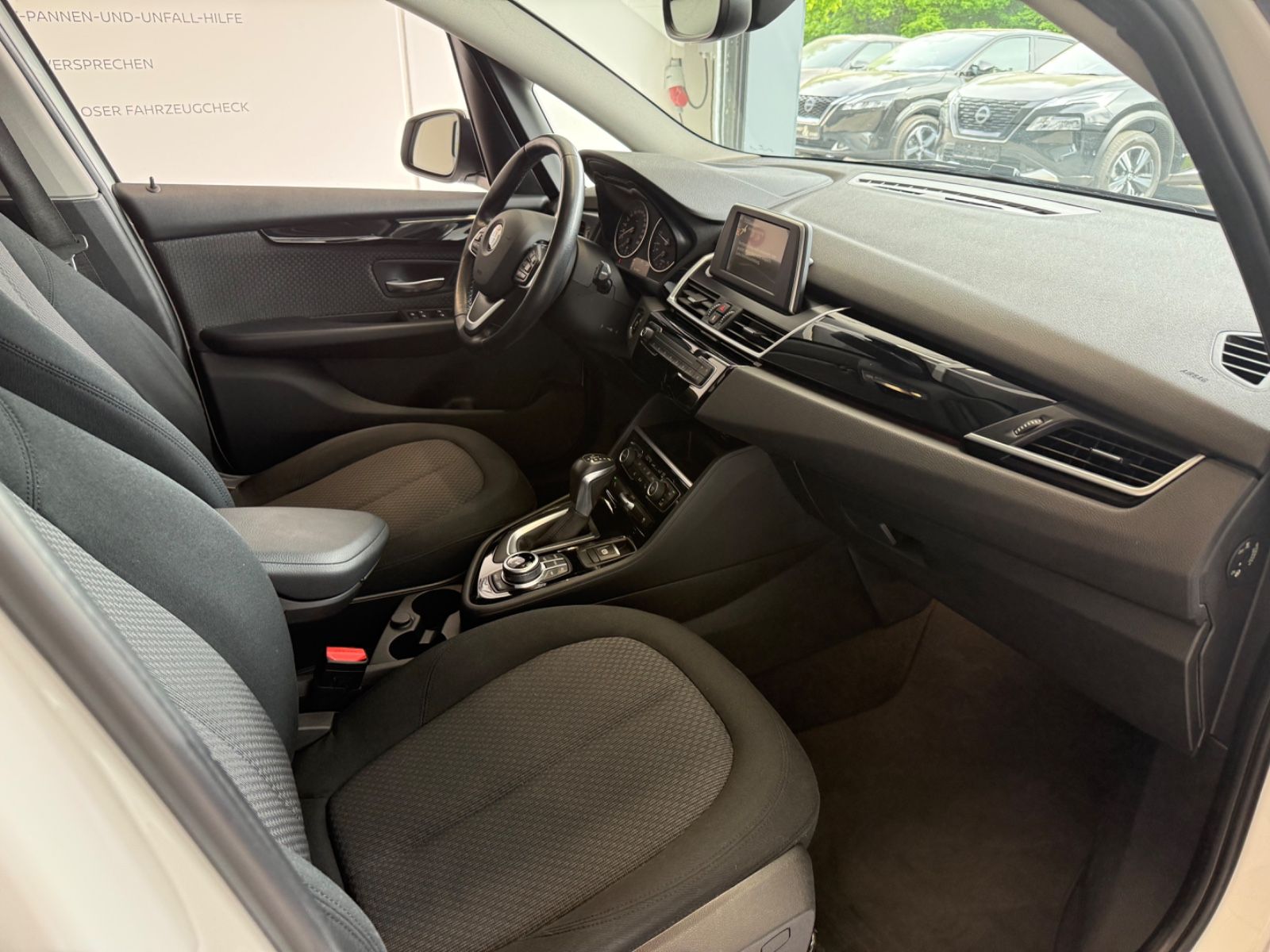 Fahrzeugabbildung BMW 220 i Active Tourer Advantage Business-Paket