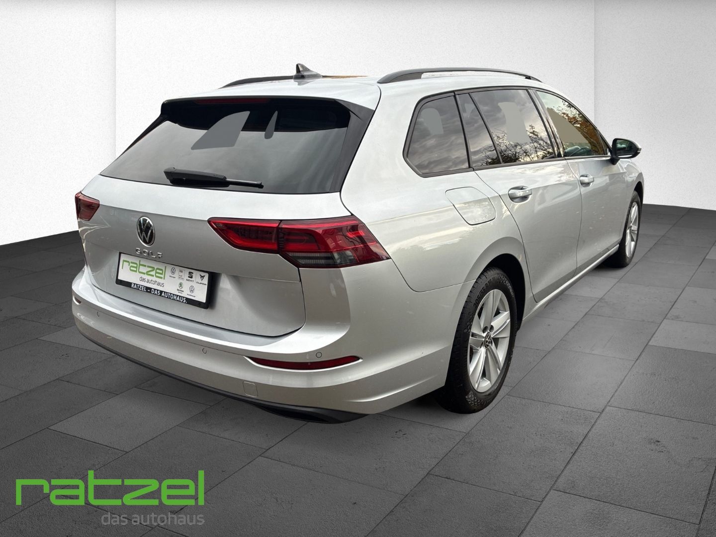 Fahrzeugabbildung Volkswagen Golf Variant Life VIII Navi Komfortsitz AHK Digi