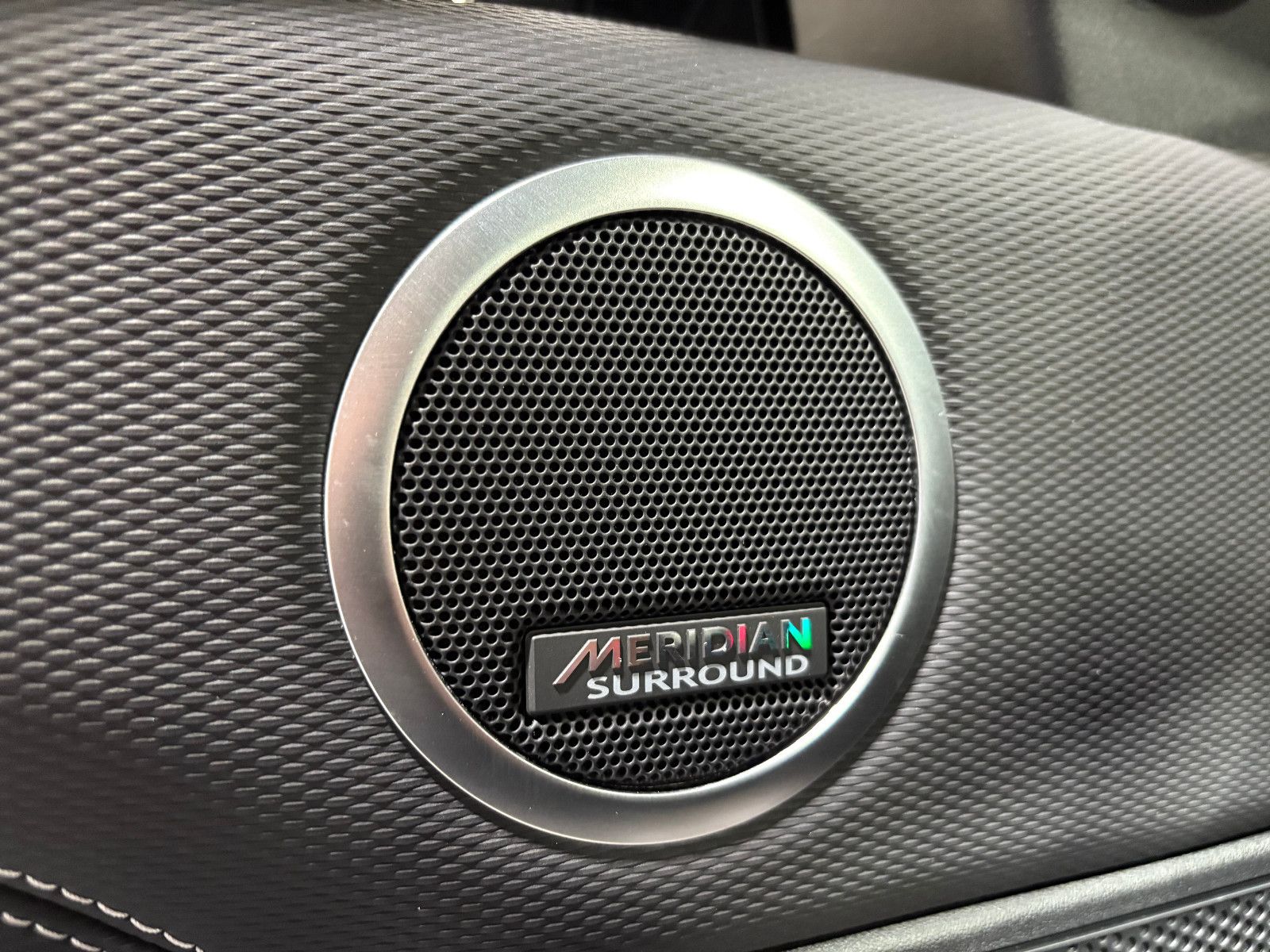 Fahrzeugabbildung Land Rover Discovery 5 R-Dynamic SE AWD/7-SITZER/360''KAM