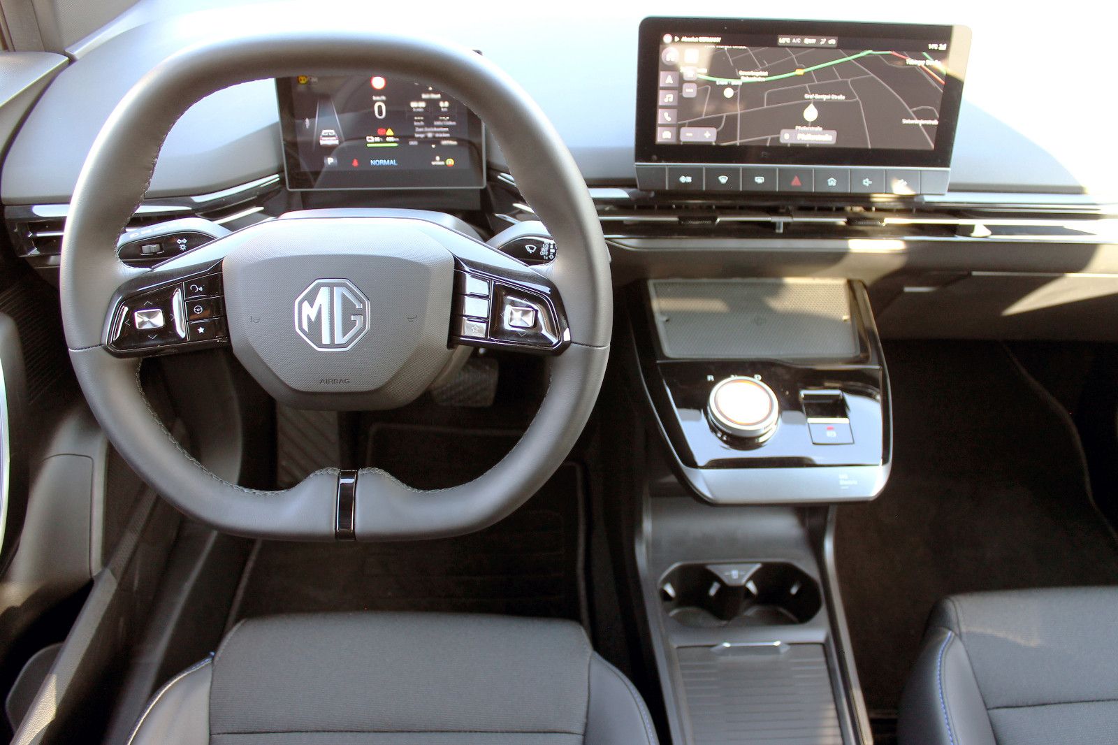 Fahrzeugabbildung MG MG4 Luxury 5D 150kW LED 360° ACC CarPlay BT NAV