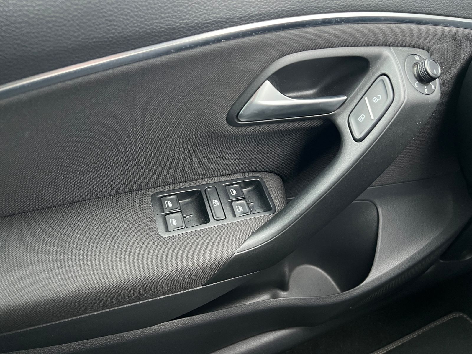 Fahrzeugabbildung Volkswagen Polo Lounge 1.0 *Sitzheizung, Climatronic, Navi*