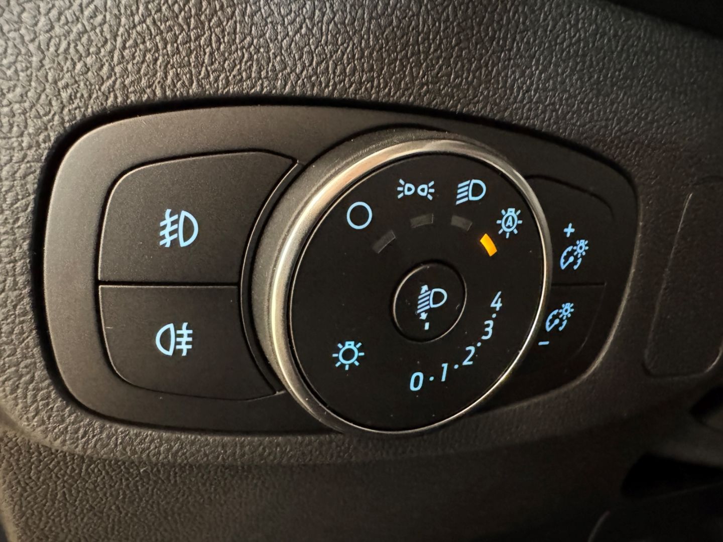 Fahrzeugabbildung Ford Focus Turnier ST-Line X B&O 18'' LED ACC Kamera