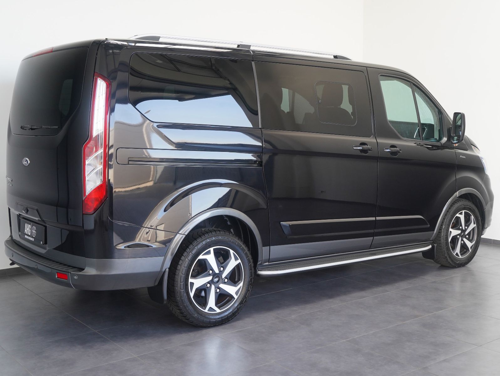 Fahrzeugabbildung Ford Tourneo Custom 320 L1 Active 8-SITZER