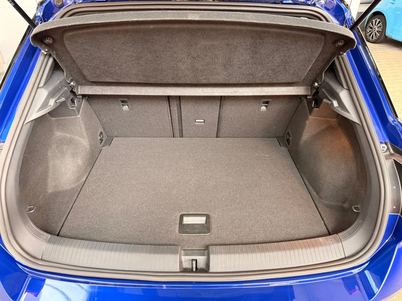 Fahrzeugabbildung Volkswagen T-Roc R-Line 1.5TSI DSG + Black Style + AHK + Ka