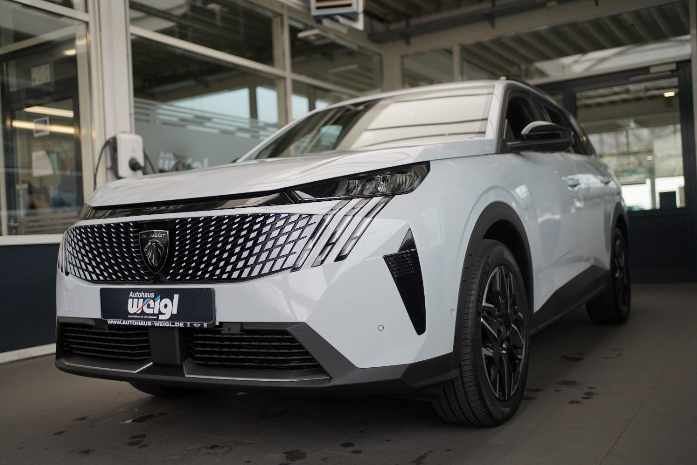 Fahrzeugabbildung Peugeot 5008 Allure Hybrid 145 e-DSC6 7 Sitzer Navi
