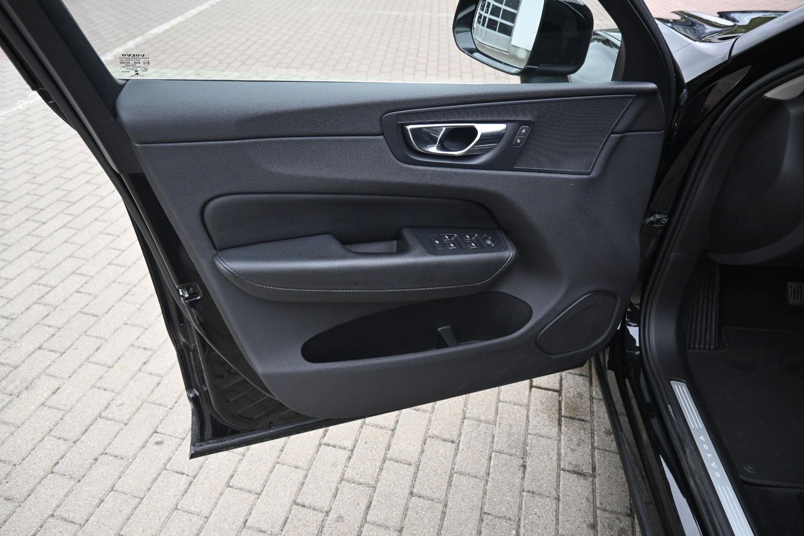 Fahrzeugabbildung Volvo XC60 D4 AWD Momentum *AHK*NAVI*LEDER*LED*