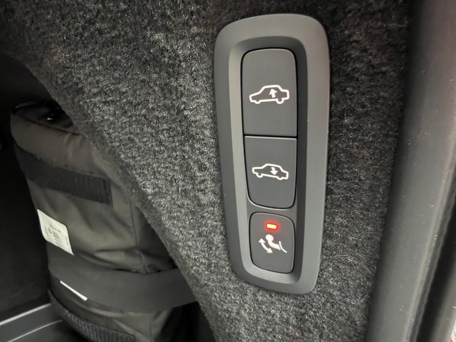 Fahrzeugabbildung Volvo XC90 B5PLUS 7-SITZE/AWD/PANO/H&K/ACC/360°/AHK/CA