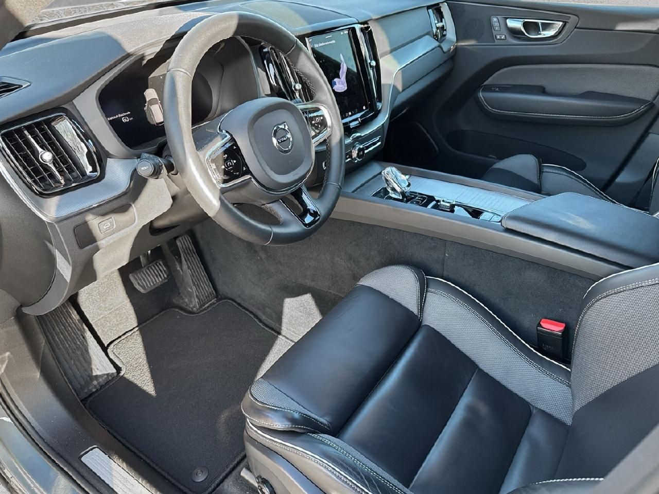 Fahrzeugabbildung Volvo XC60 B4 Diesel Plus Dark 2WD