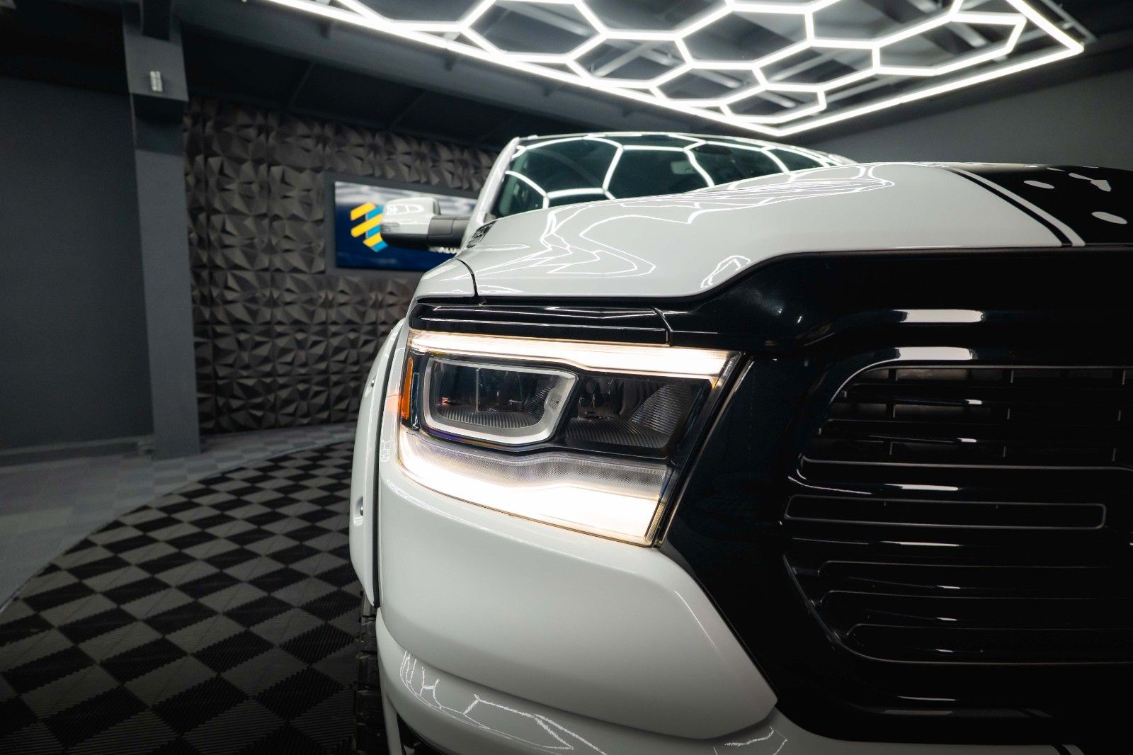 Fahrzeugabbildung Dodge RAM 5.7 V8 HEMI 4x4 OFFROAD Night-Paket *LED*