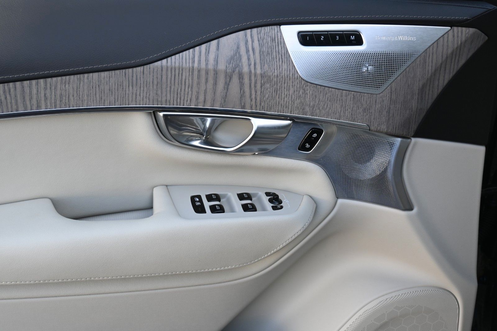 Fahrzeugabbildung Volvo XC90 T8 AWD Recharge Inscription*PANO*STHZ*B&W