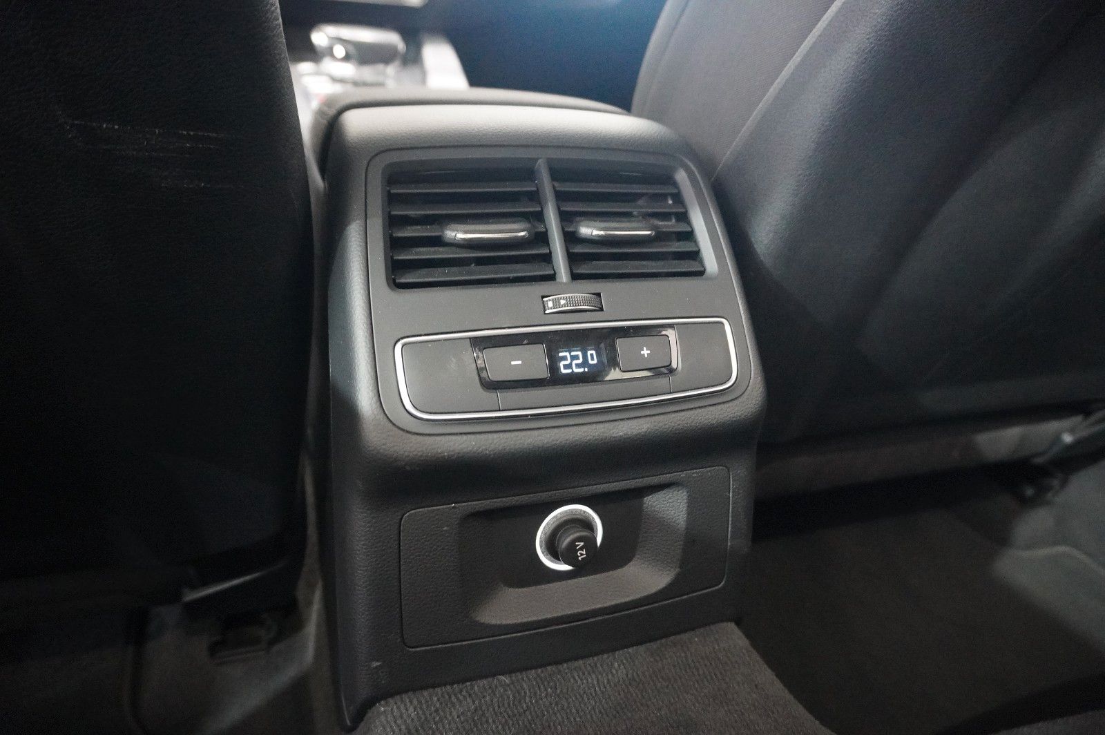 Fahrzeugabbildung Audi A4 Avant 35 TDI S-LINE SPORT NAVI/LED/KAMERA/DAB