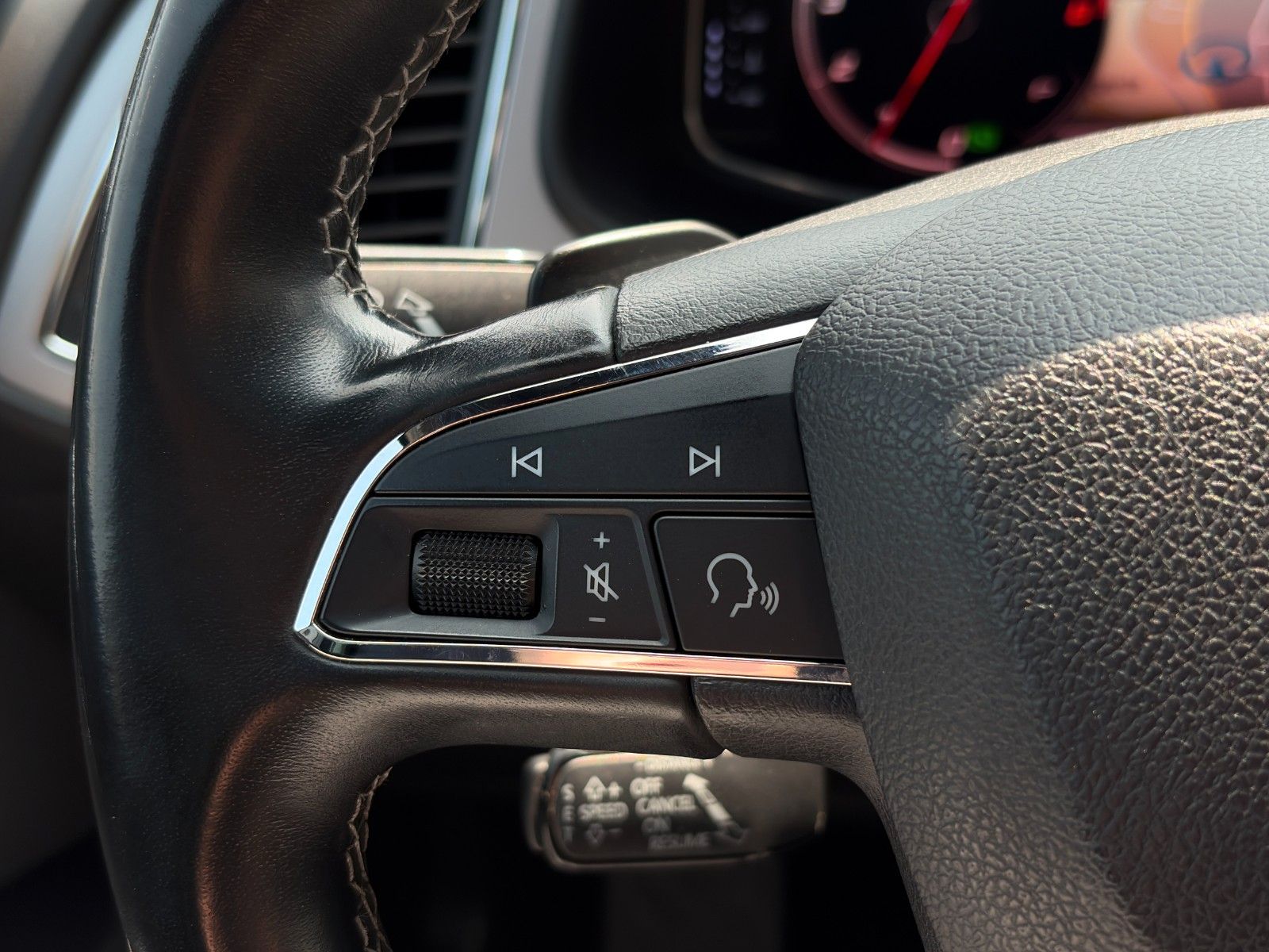 Fahrzeugabbildung SEAT Leon ST 1.5 TSI DSG Xcellence CarPlay PANO CAM