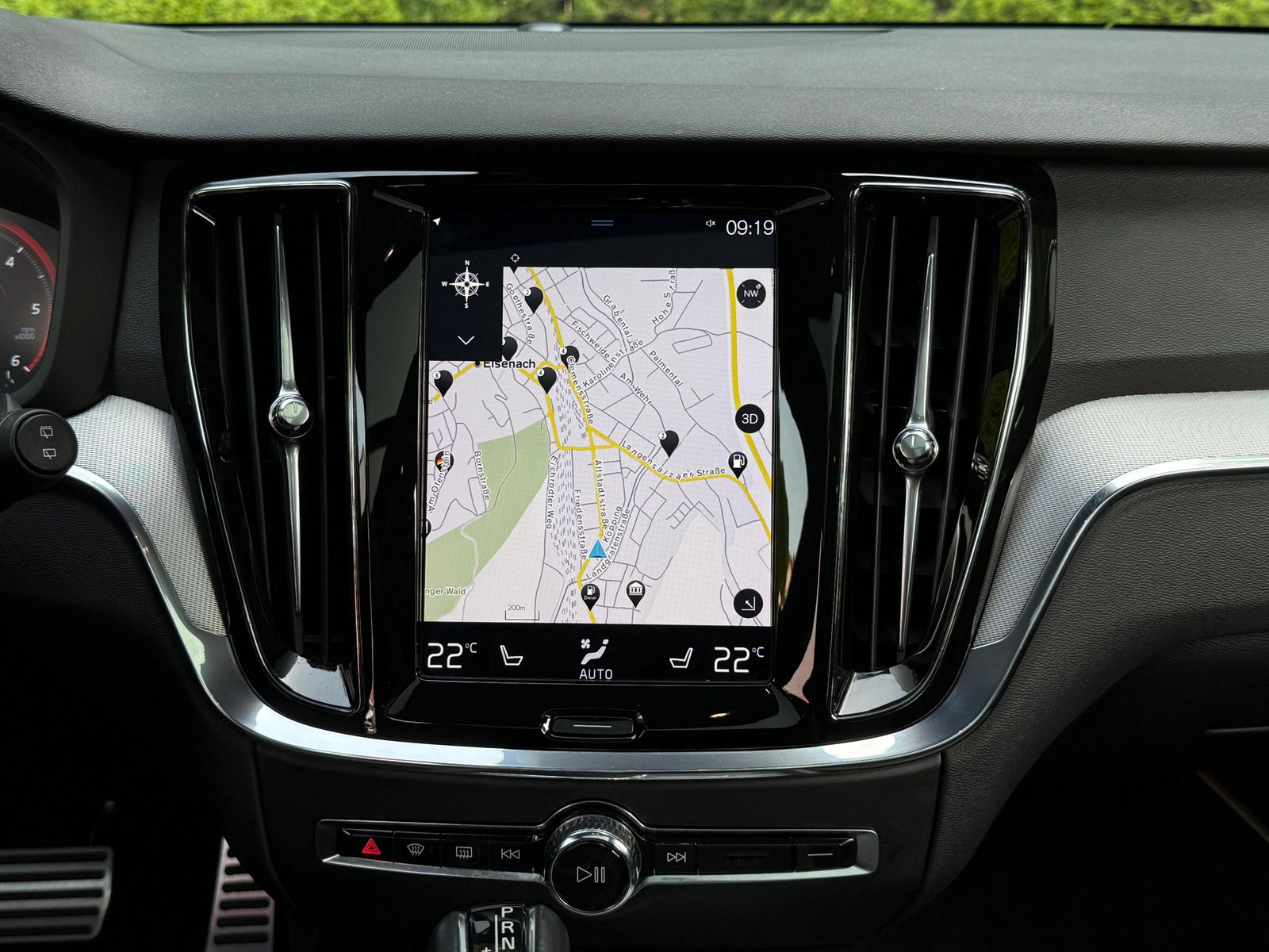 Fahrzeugabbildung Volvo V60 D4 Aut. R Design LED+NAV+AHK+SHZ+PANO+360°+