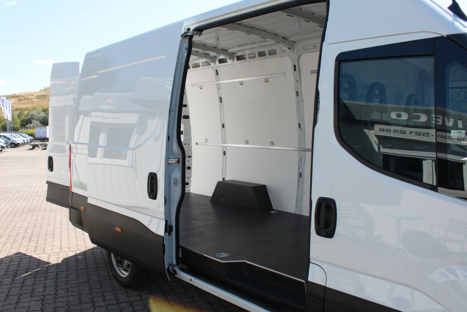 Fahrzeugabbildung Iveco Daily 3,0 Autom. Airline/Boden/Verkleidung
