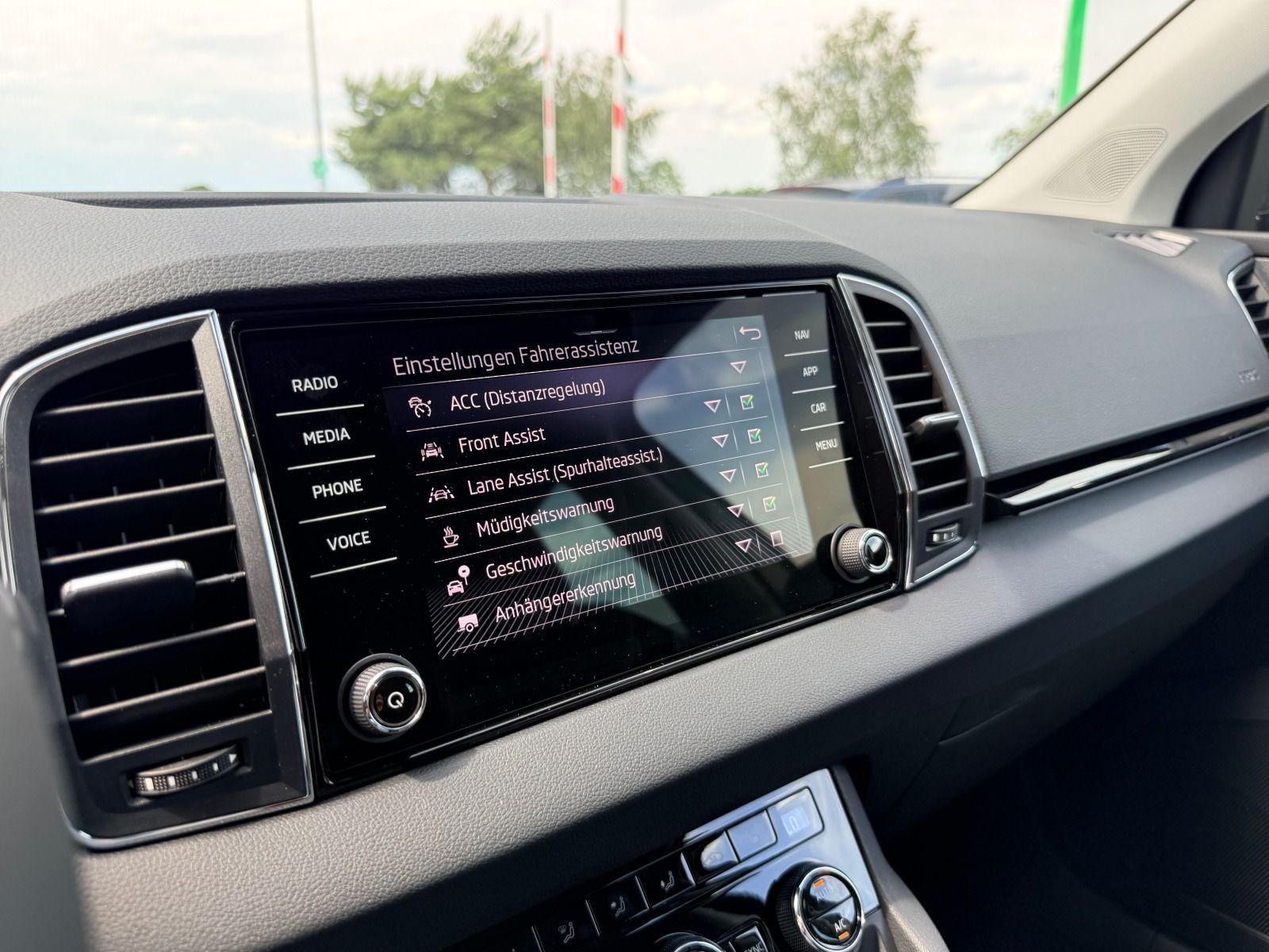 Fahrzeugabbildung SKODA Karoq Tour 1.5 TSI DSG*AHK*360°Cam*behFro*eHeck