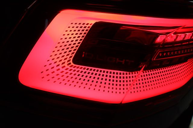 Fahrzeugabbildung Volkswagen Golf VIII Lim. R 4Motion|MATRIX|H/K|DCC|AMBIENTE