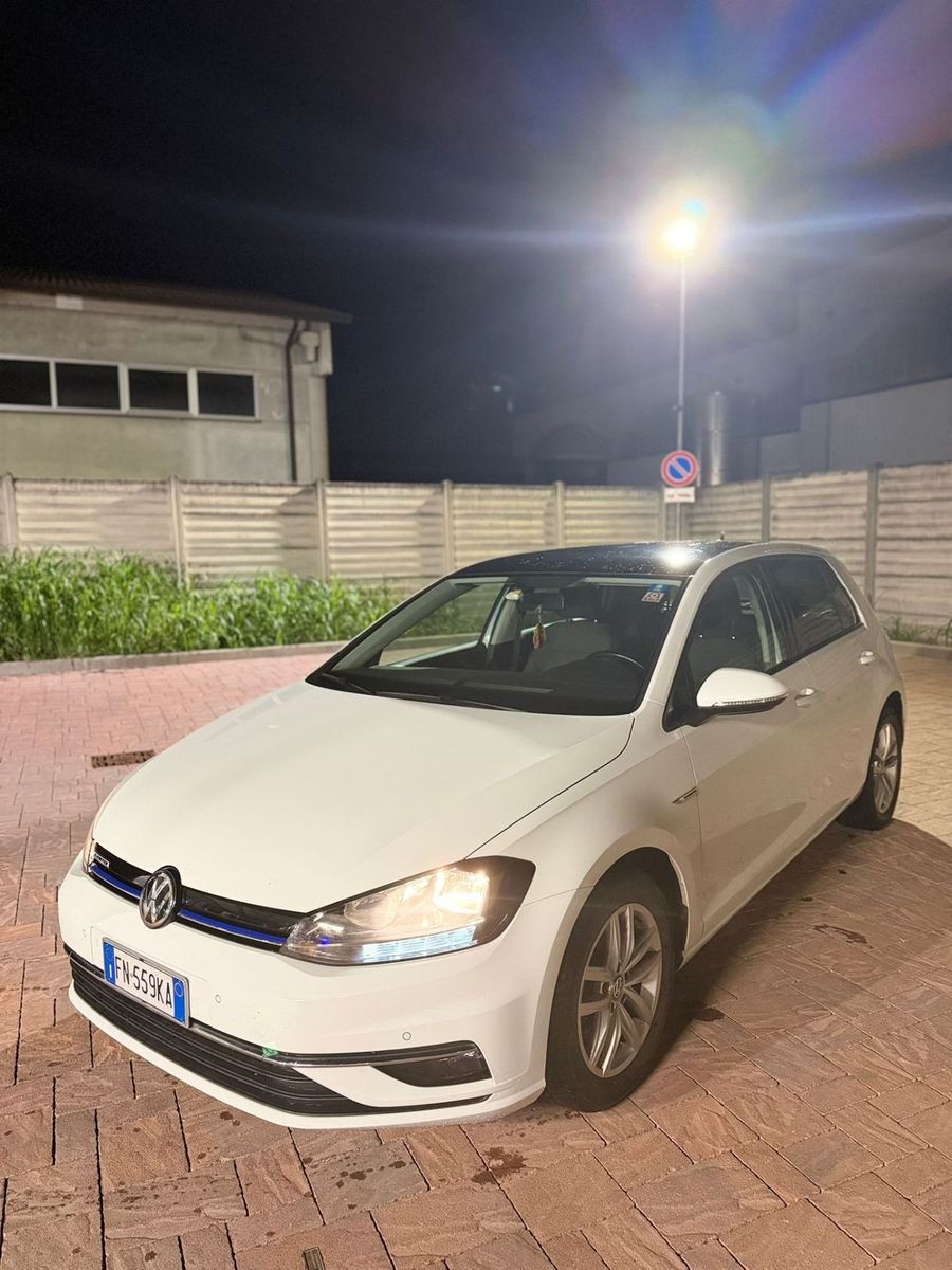 Volkswagen Golf - 1