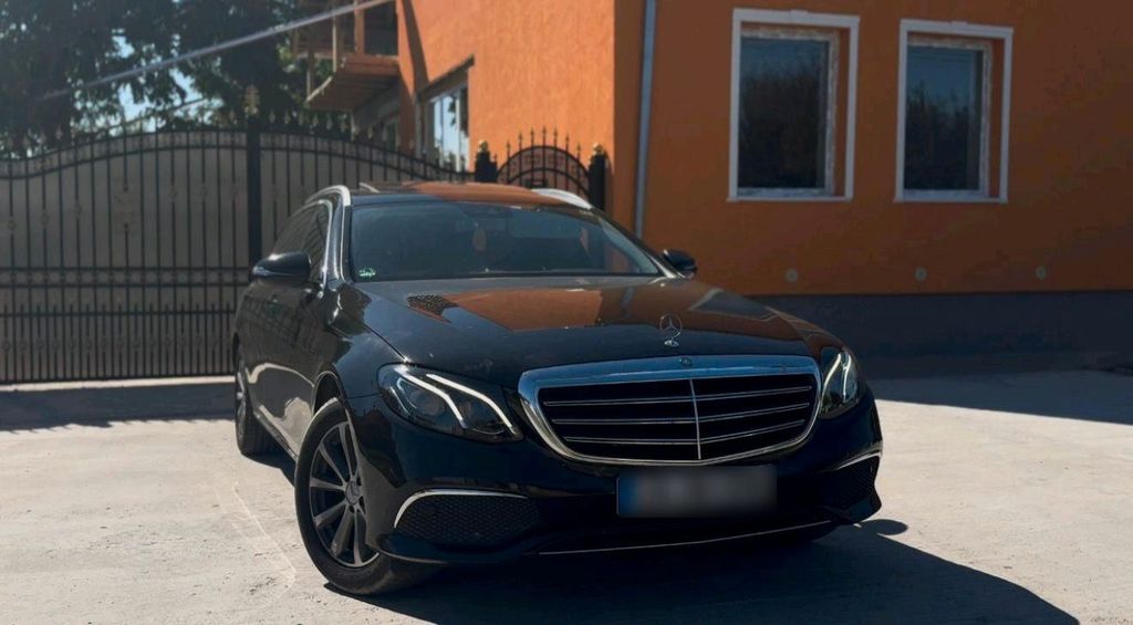 Image of Mercedes-Benz E 220