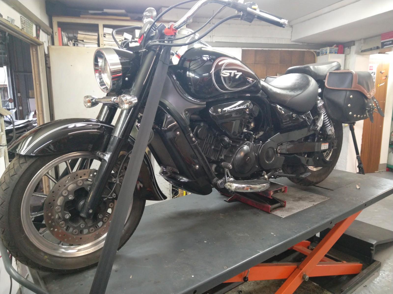 Hyosung ST 7 i Custom