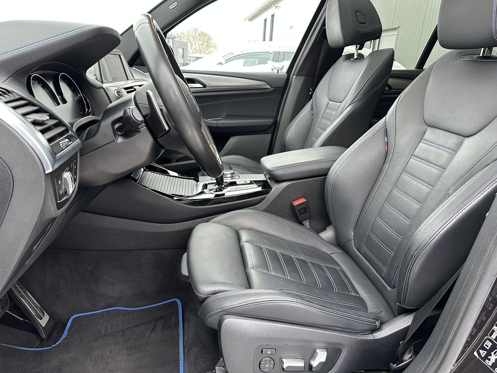 Fahrzeugabbildung BMW X3 xDrive20i M-Sport NAV+LED+PANO+HIFI+19ZO+1HD